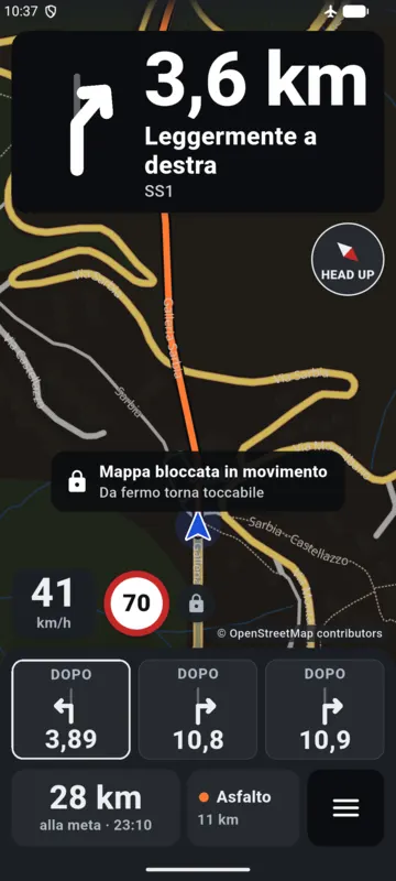 Night riding with the notice "Map locked while moving" (Italian interface).