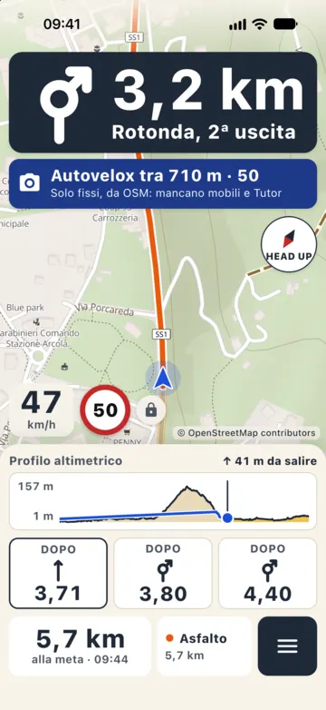 Guida sulla SS1 con rotonda tra 3,2 km e il riquadro blu «Autovelox tra 710 m, 50, solo fissi, da OSM: mancano mobili e Tutor», velocità 47 km/h con limite 50.