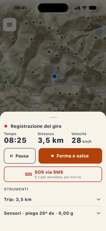 Scheda Registrazione del giro: 08:25, 3,5 km, 28 km/h, pulsanti Pausa e Ferma e salva, il pulsante SOS via SMS, trip 3,5 km e sensori con piega 26 gradi a destra.
