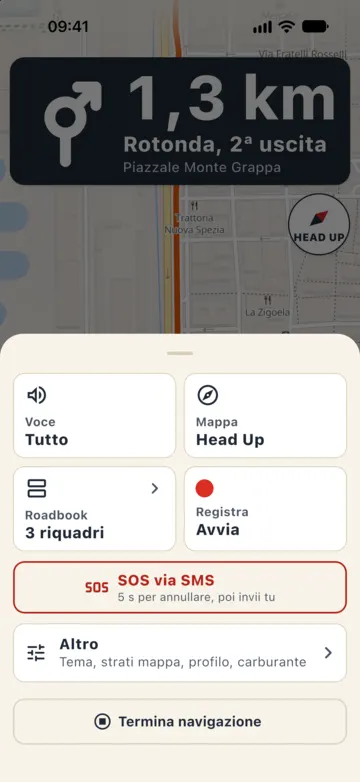 Menu ☰ della navigazione: Voce, Mappa, Roadbook e Registra, il pulsante rosso SOS via SMS a tutta larghezza con 5 secondi per annullare, Altro e Termina navigazione.