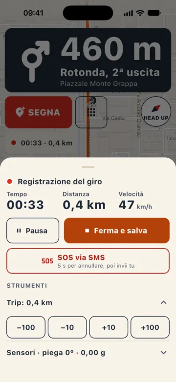 Scheda della registrazione in guida: 00:33, 0,4 km, 47 km/h, Pausa, Ferma e salva, il pulsante SOS via SMS e il trip con le correzioni.